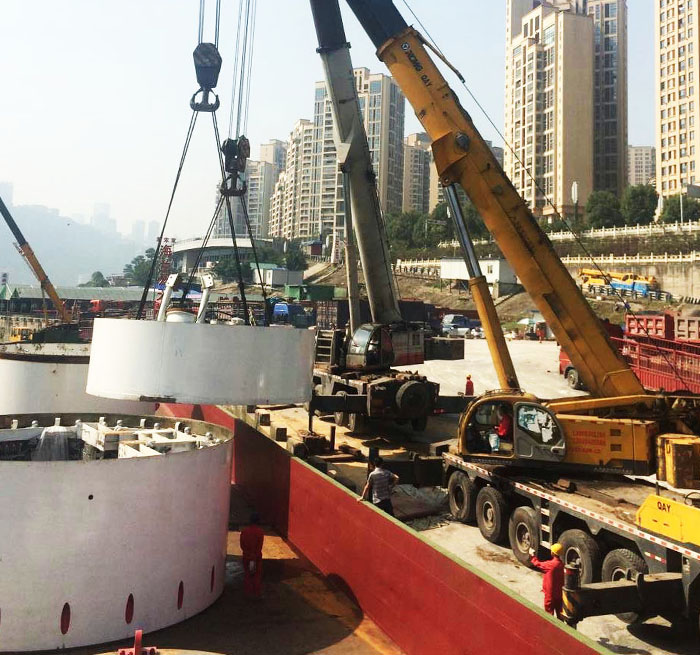 山东吊车作业中