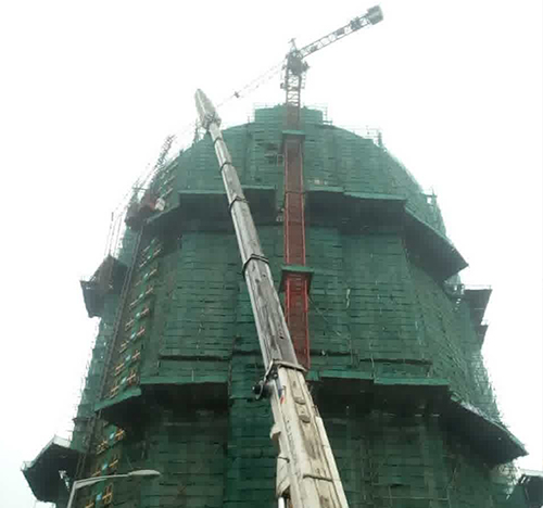 山东吊车在工地上作业