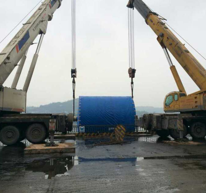 山东吊车正在作业中